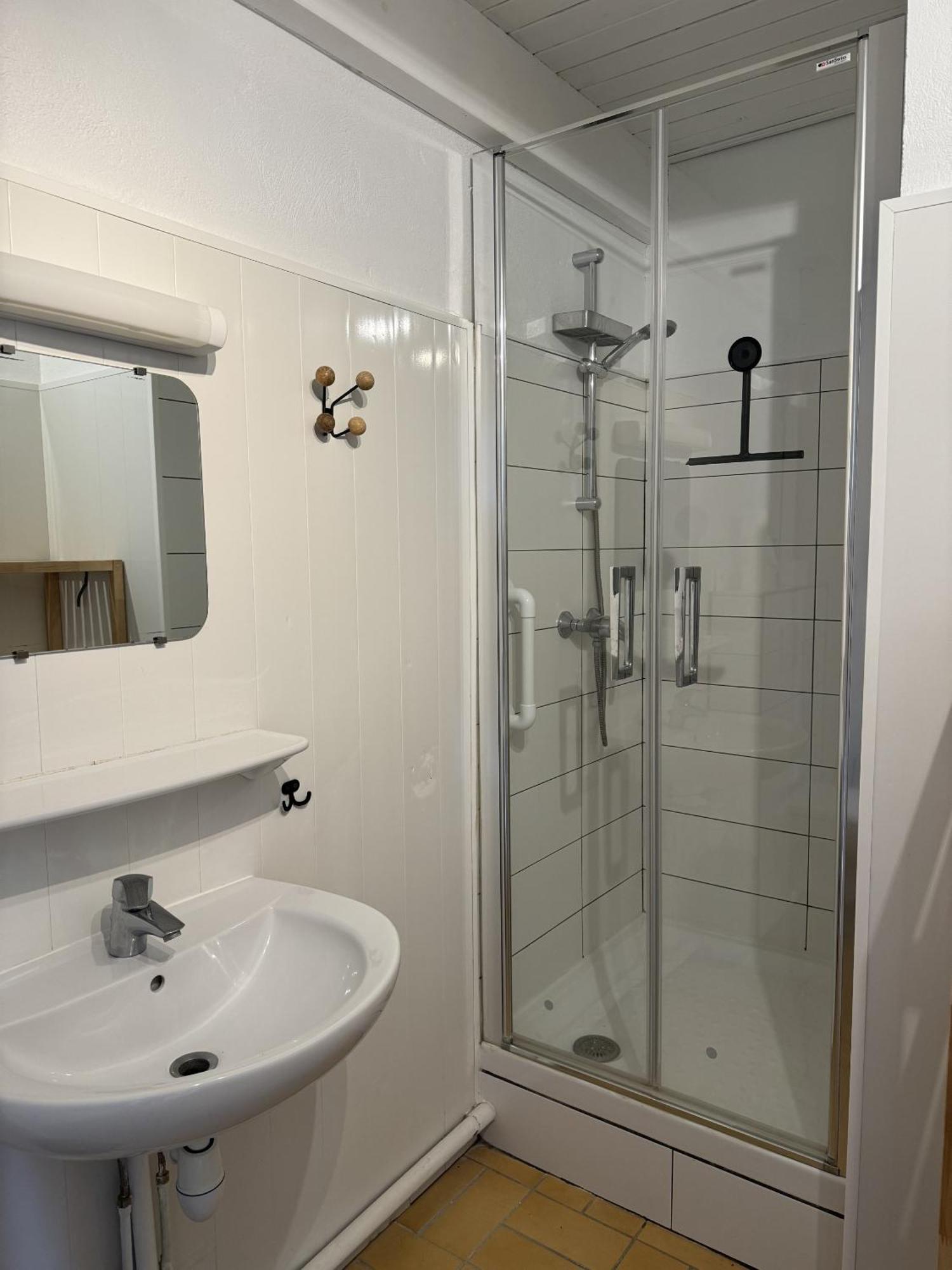 Apartment with Shower,1592894414:JPEG